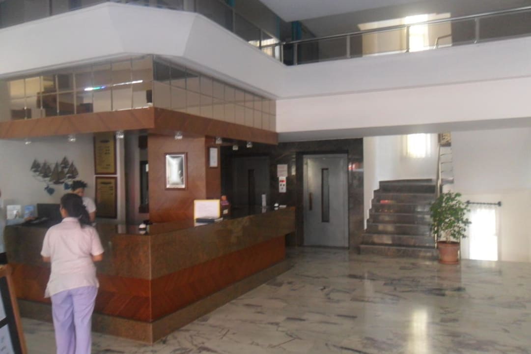 Lobby mit Rezeption Parador Beach Hotel
