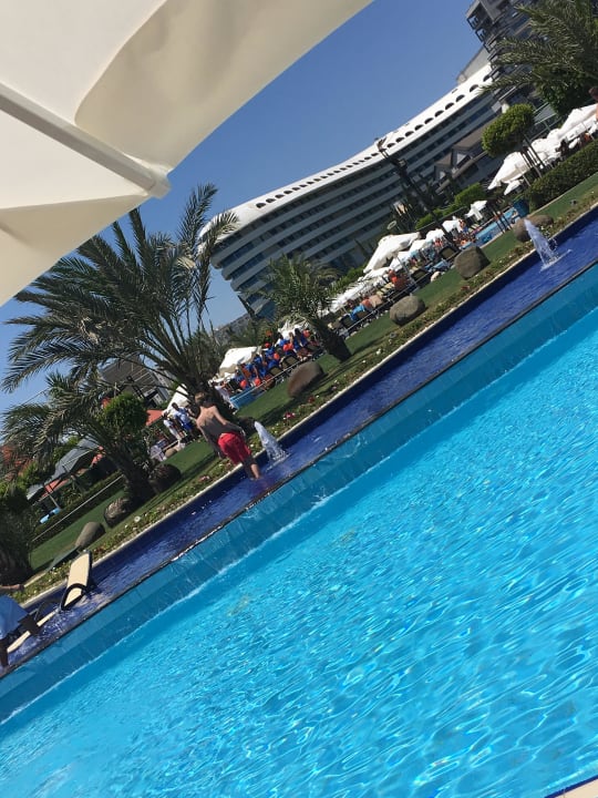 Der Pool wo wir immer lagen Limak Lara Deluxe Hotel & Resort