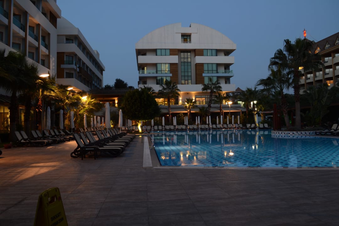 Pool & Hotel am Abend Port Side Resort Hotel