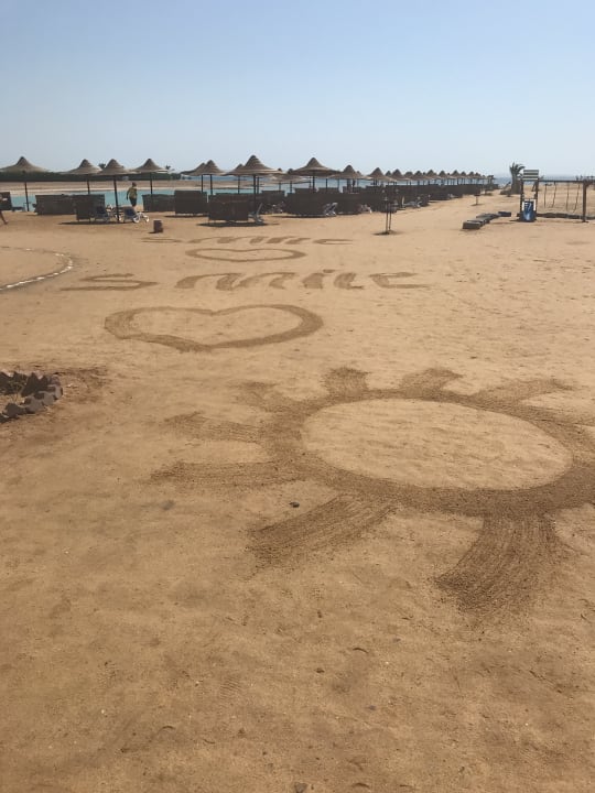Liebevolle Begrüßung am Strand  Gravity Hotel & Aqua Park Hurghada