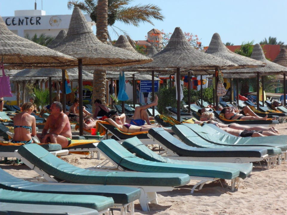 Liegen am Strand Giftun Azur Resort