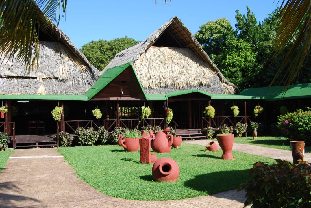 Bar mit überdachten Essplätzen Iberostar Origin Taínos