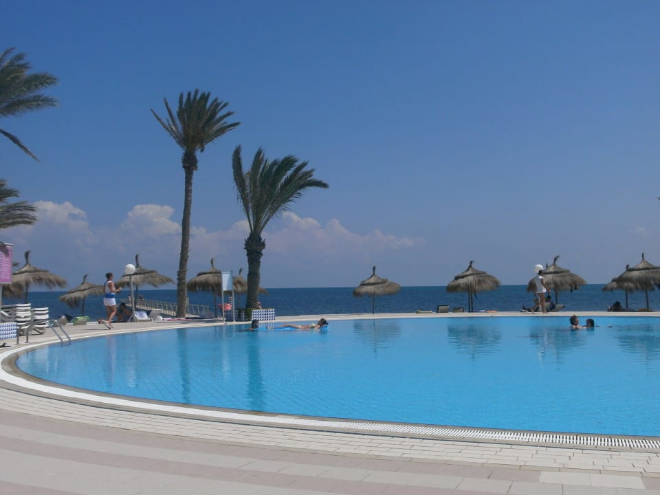 Pool mit Blick aufs Meer (Salzwasser) Hotel El Mouradi Djerba Menzel