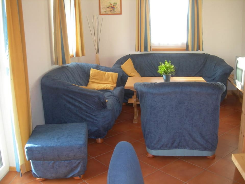 Sitzecke beim Fernseher Alpendorf Dachstein West by ALPS RESORTS