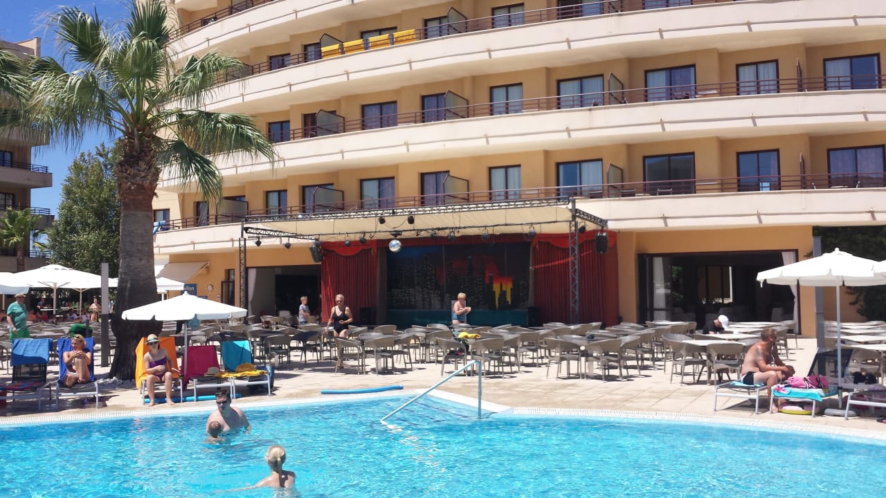 Blick zur Außenbühne allsun App.-Hotel Orient Beach