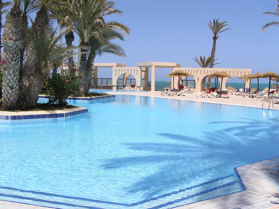 Sauberer Pool am Meer Zita Beach Resort