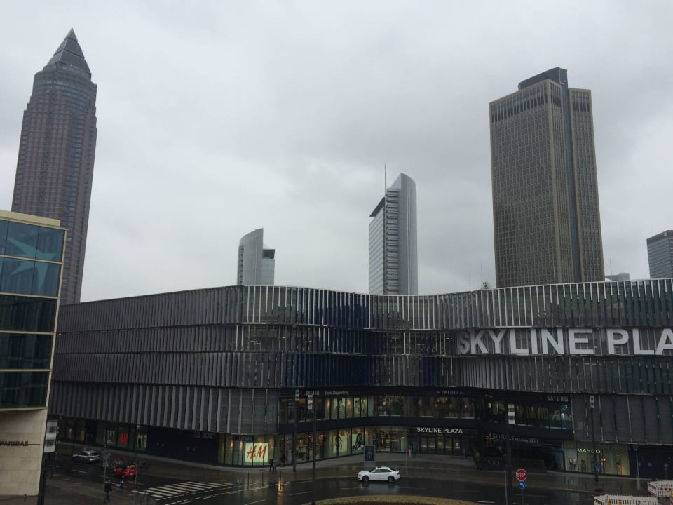 Ausblick auf die Skyline Plaza Motel One Frankfurt-Messe