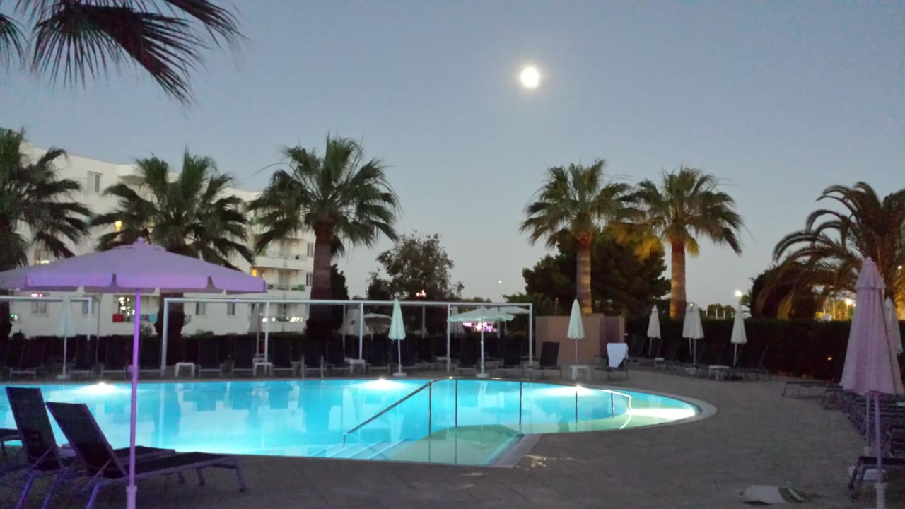 Poolbereich am Abend allsun App.-Hotel Orient Beach