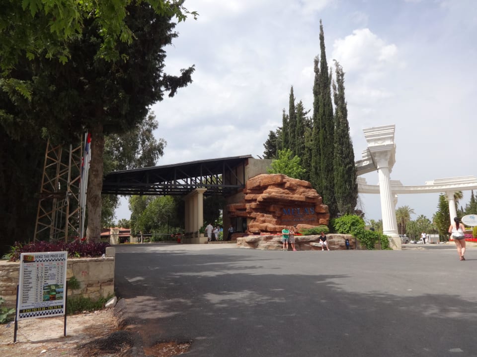 Von der Strasse her der Eingang Melas Holiday Village