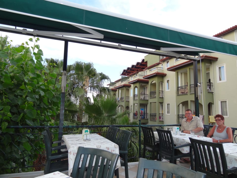Drausen beim Essen Hotel Gardenia Beach