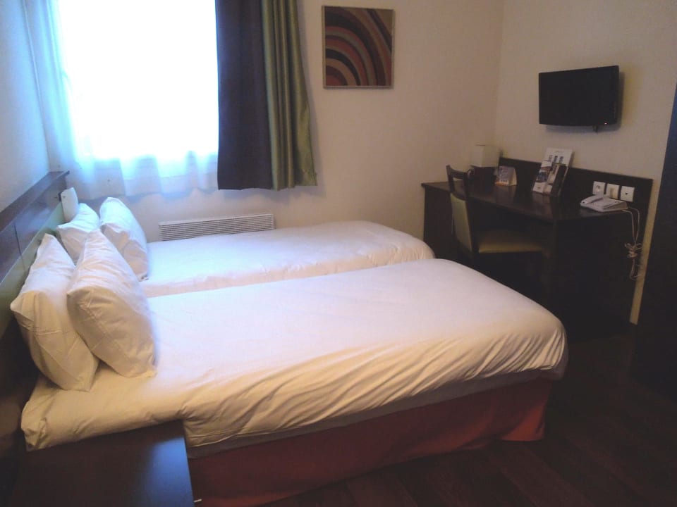 Bett mit Schreibtisch Hotel Comfort Bobigny Paris Est