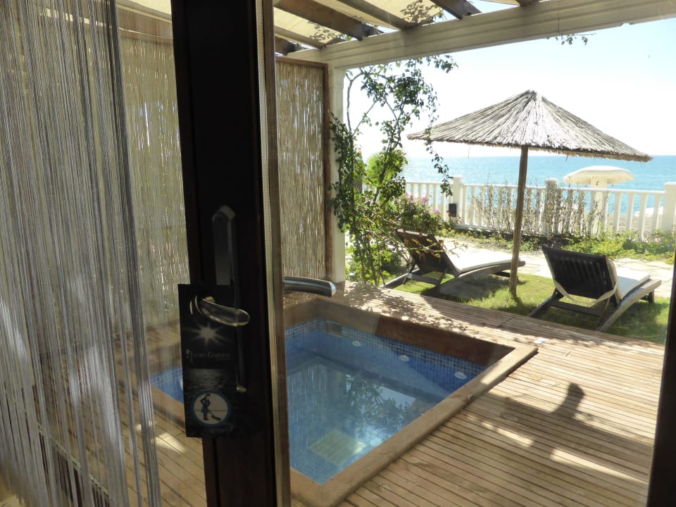 Jacuzzi auf der Terrasse Flora Garden Beach Hotel ( 16+ Adults Only )