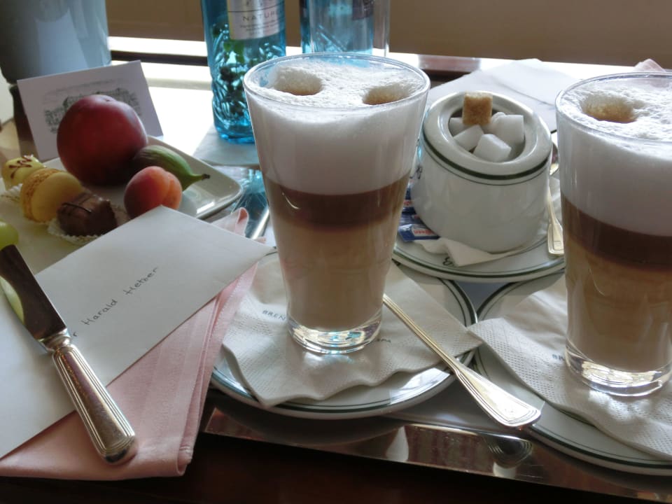 Latte macchiato vom Zimmerservice Brenners Park-Hotel & Spa