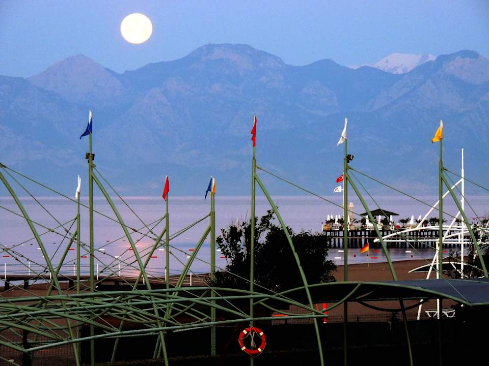 Vollmond über der Bucht von Antalya Limak Lara Deluxe Hotel & Resort
