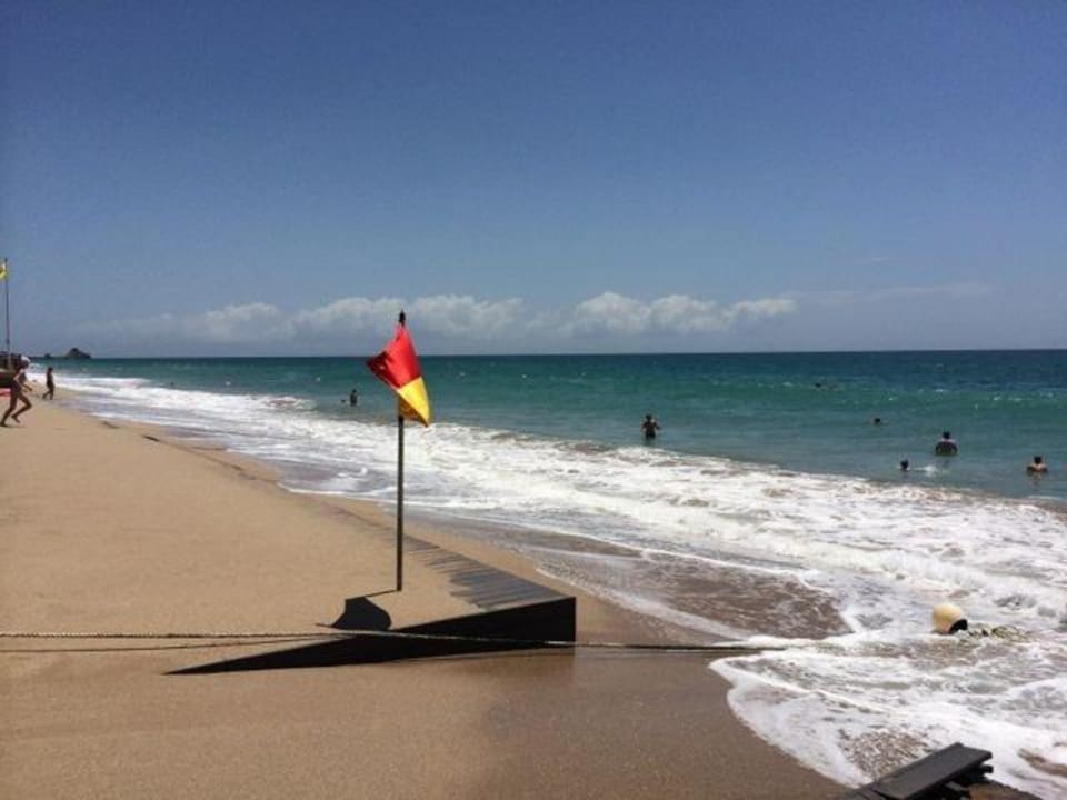 Strand bei Wellengang Hotel Le Meridien Al Aqah Beach Resort