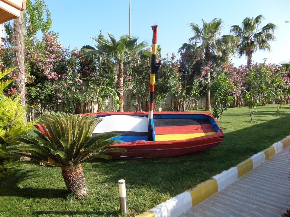 Oude boot in de hoteltuin Hotel Sidekum