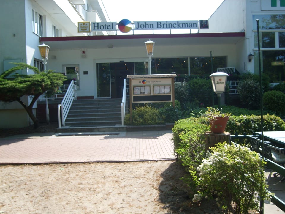 Der Haupteingang zum Strand Hotel John Brinckman