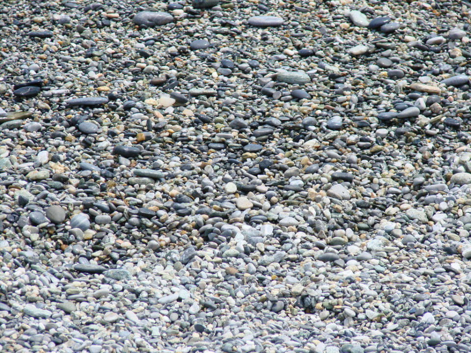 Stranddetail viel Kies, wenig Sand Olympian Bay Grand Resort