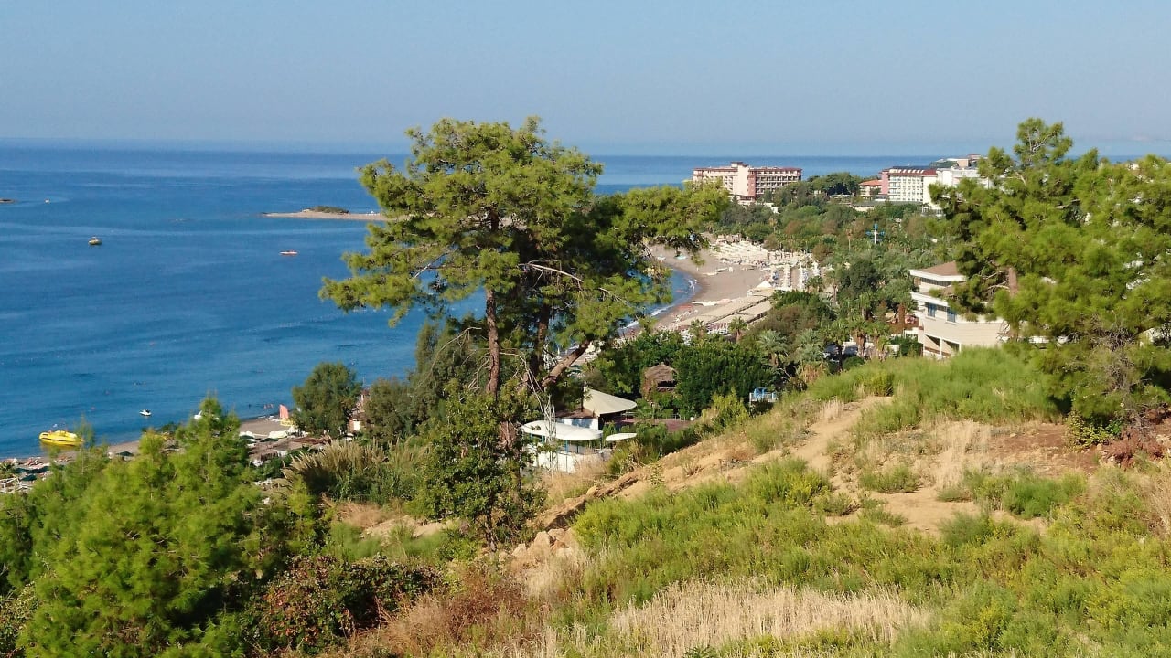 Blick vom nahe gelegenen Hügel auf die Bucht Saphir Resort & Spa