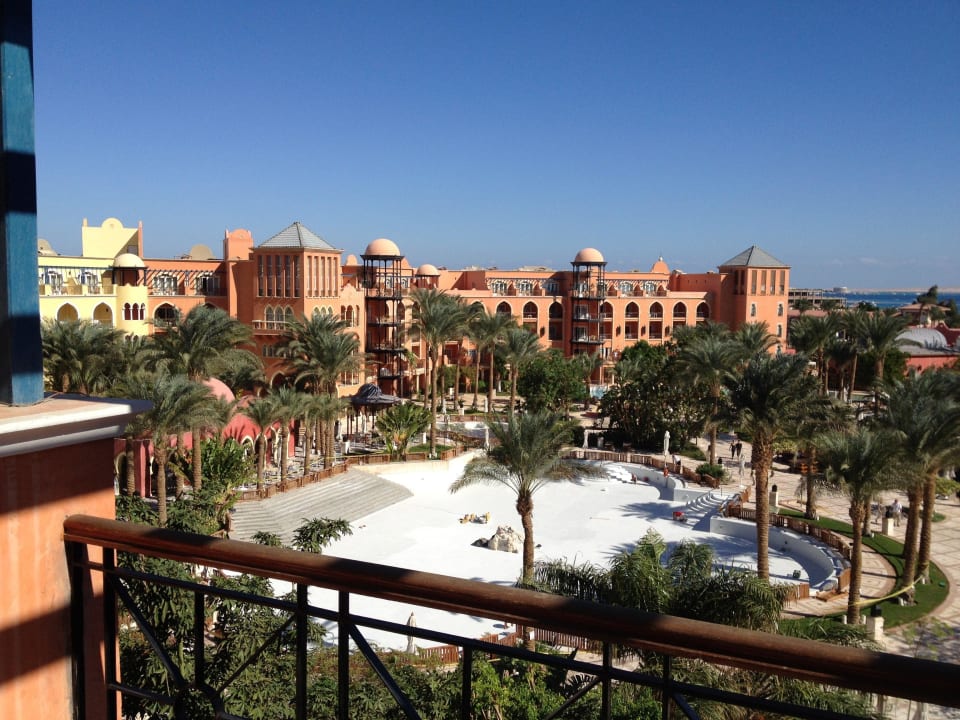 Ausblick zum gerade renov. Pool The Grand Resort