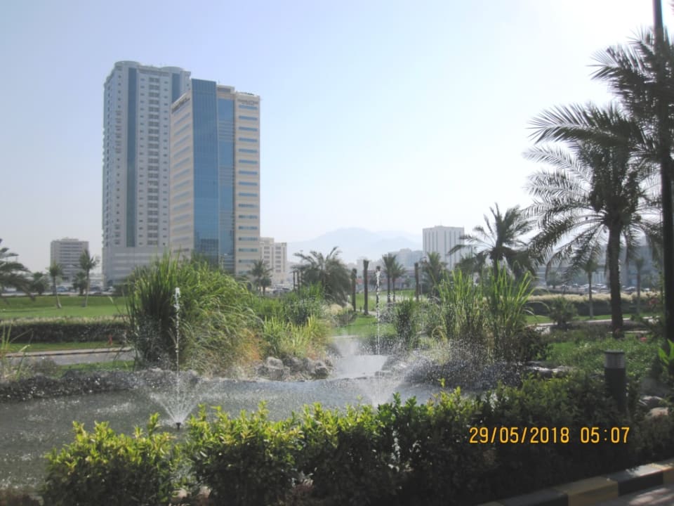 Tolle Gartenanlage mit Vogeltränke Hilton Garden Inn Ras Al Khaimah