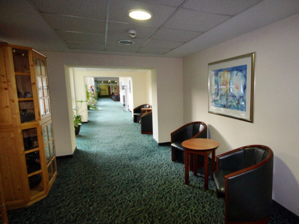 Sitzgelegenheiten vor den Restaurant Morada Hotel Alexisbad