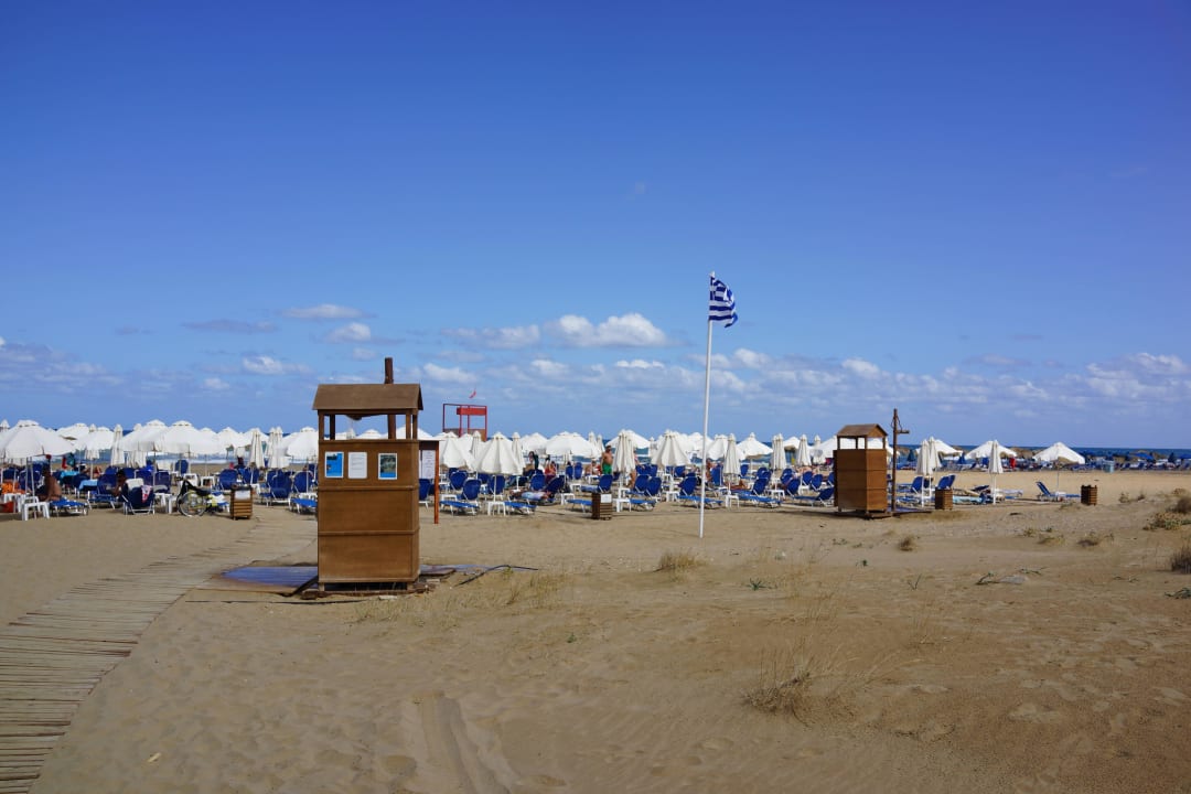 Hotelstrand mit Duschen und Umzieh-Häuschen. HARPIN Georgioupolis Resort Aquapark & SPA