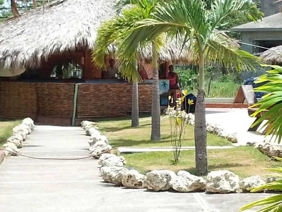Weg zur Bar Hotel Playa Chiquita