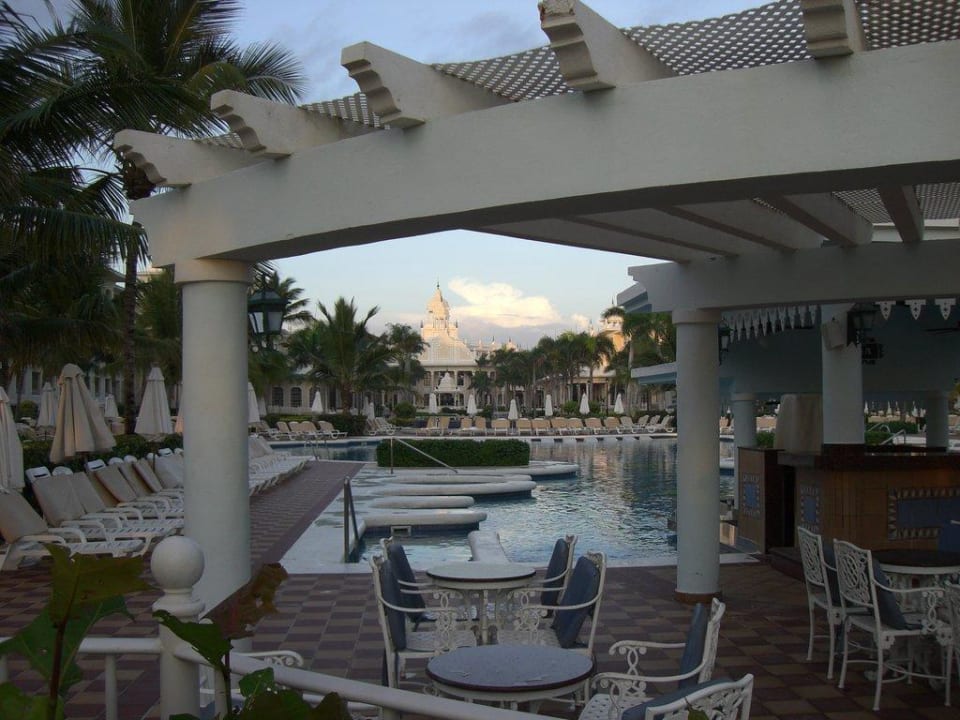 Blick auf den Pool und Hotel Hotel Riu Palace Punta Cana