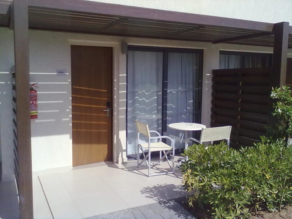Eingang und Terrasse Zimmetr 406B Atlantica Mikri Poli Crete