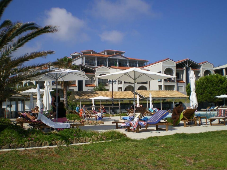 Blick vom Strand aufs Hotel The Bay Hotel & Suites