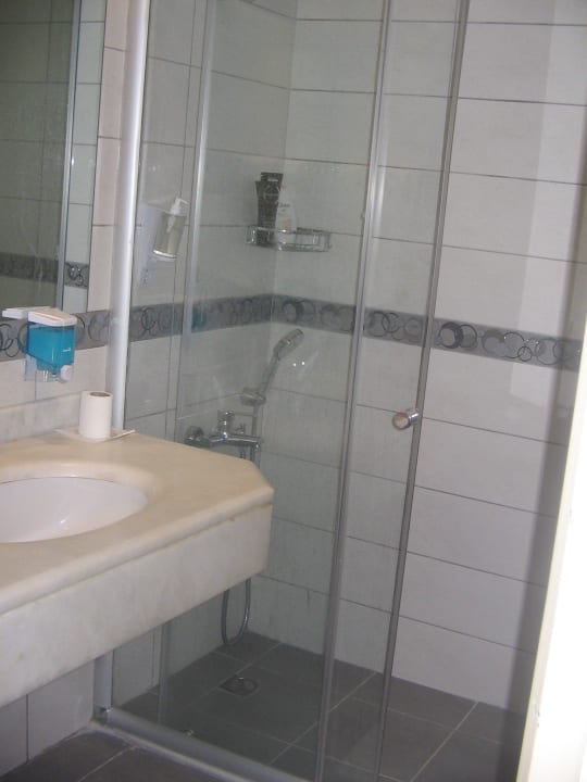 Duschbad vom zweiten Zimmer 105 Aska Hotel Just in Beach