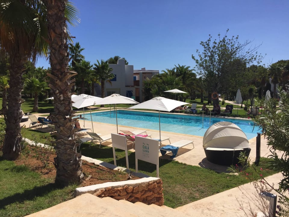 Ruhiger Pool in der Anlage Cala Llenya Resort Ibiza