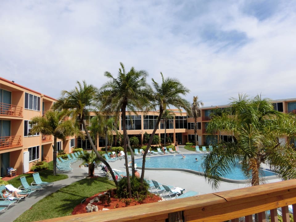 Blick vom Sonnendeck auf Garten und Pool Hotel Dolphin Beach Resort