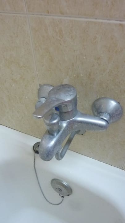 Armatur im Bad nach Reinigung FERGUS Club Carema Splash