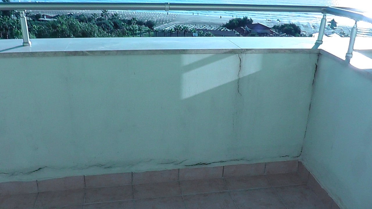 Balkon mit Rissen Sunis Kumköy Beach Resort Hotel & Spa