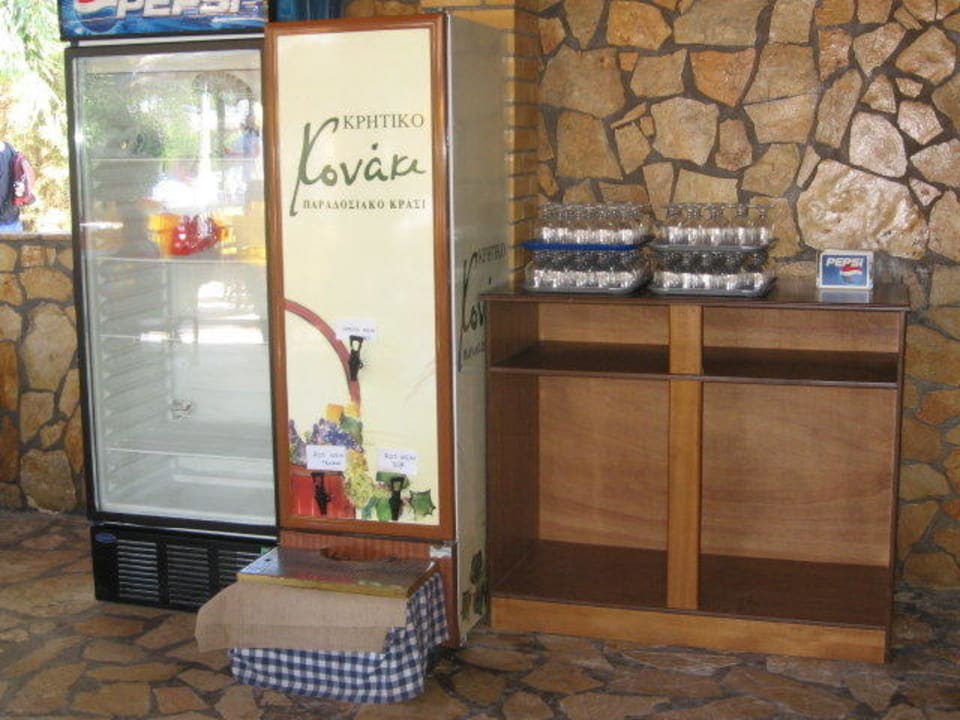 Zapfanlage der drei Weinsorten Hotel Angela Beach