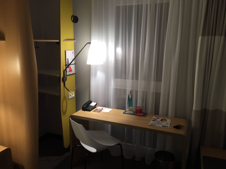 Schreibtisch ibis Berlin Hauptbahnhof