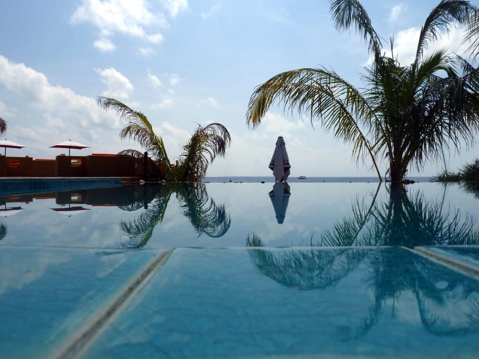 Pool dahinter das Meer Eri Maldives