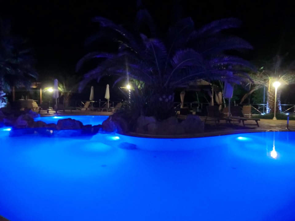 Wunderbar beleuchtet Mediterranean Village Hotel & Spa