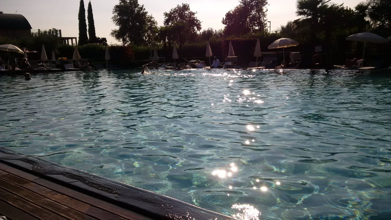 Pool bei untergehender Sonne Hotel Caesius Therme & Spa Resort
