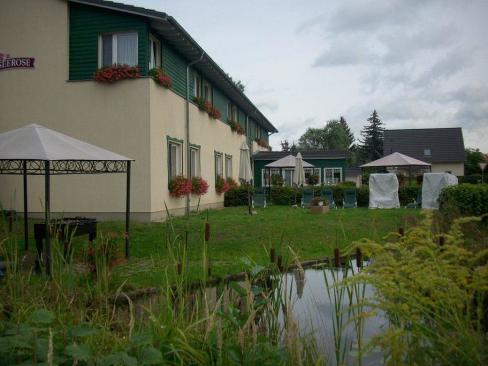 Grüner Teil zum Relaxen seitlich des Hotels Spreewaldhotel zur Seerose