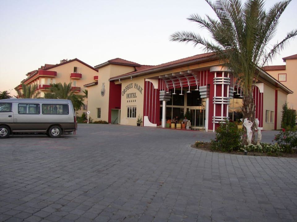 Blick von der Straße in Richtung Hoteleingang Hotel Orfeus Park