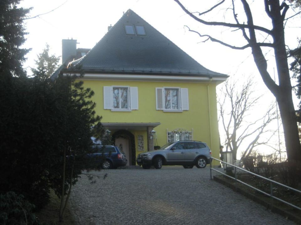 Auffahrt zum Haus Hotel Villa Weißer Hirsch
