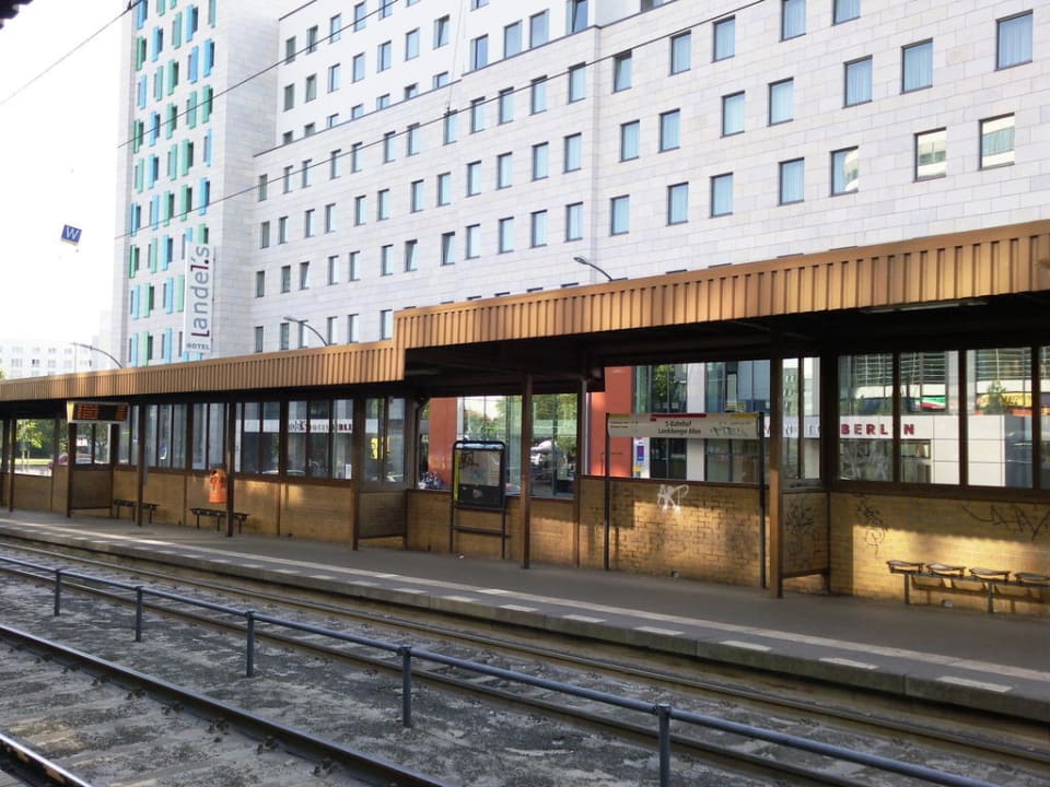 Bahnhaltestelle beim Hotel Vienna House by Wyndham Andel's Berlin