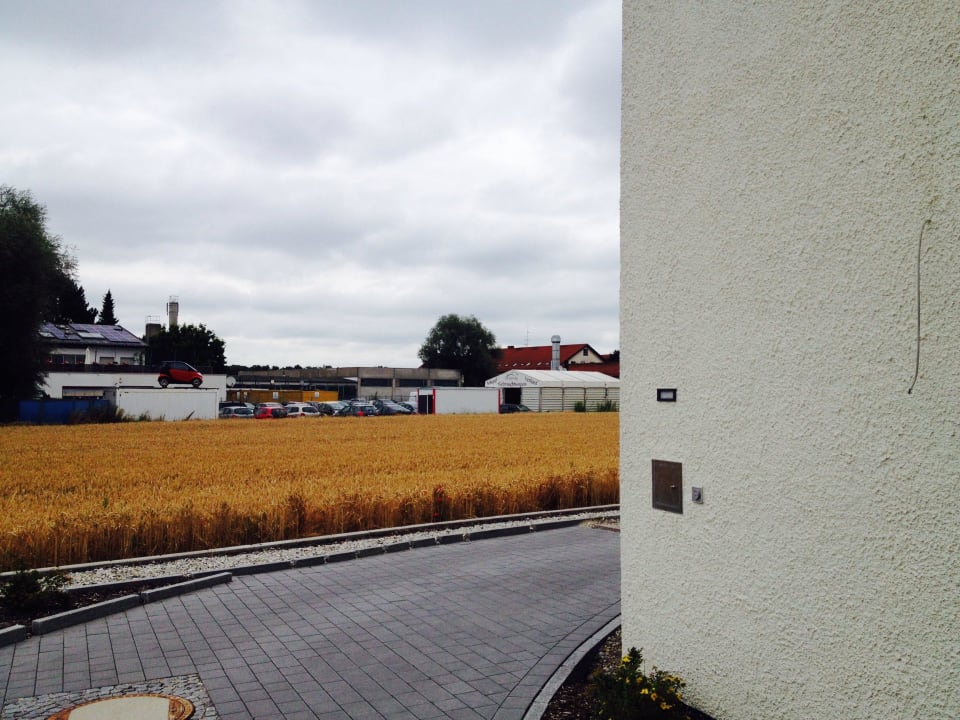 KFZ Betrieb links des Hotels Hotel Apfelbaum