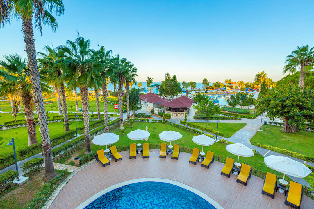 Pool Justiniano Park Conti