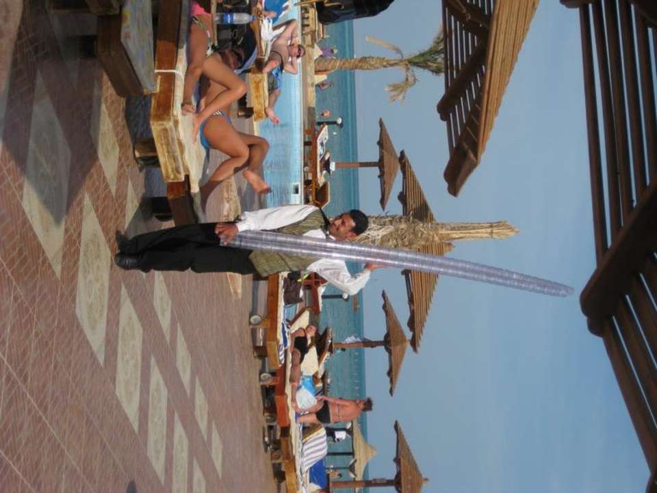 Уборка стаканов с территории бассейна Le Jardin Aqua Park Resort