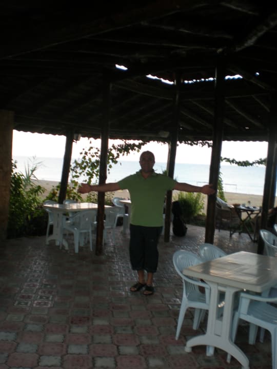 Everybody's Darling: Cuma, der Zauberkoch! As Queen Beach