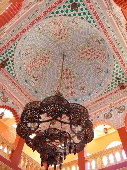 Deckengemälde mit Kronleuchter Pickalbatros Alf Leila Wa Leila Resort - Neverland Hurghada